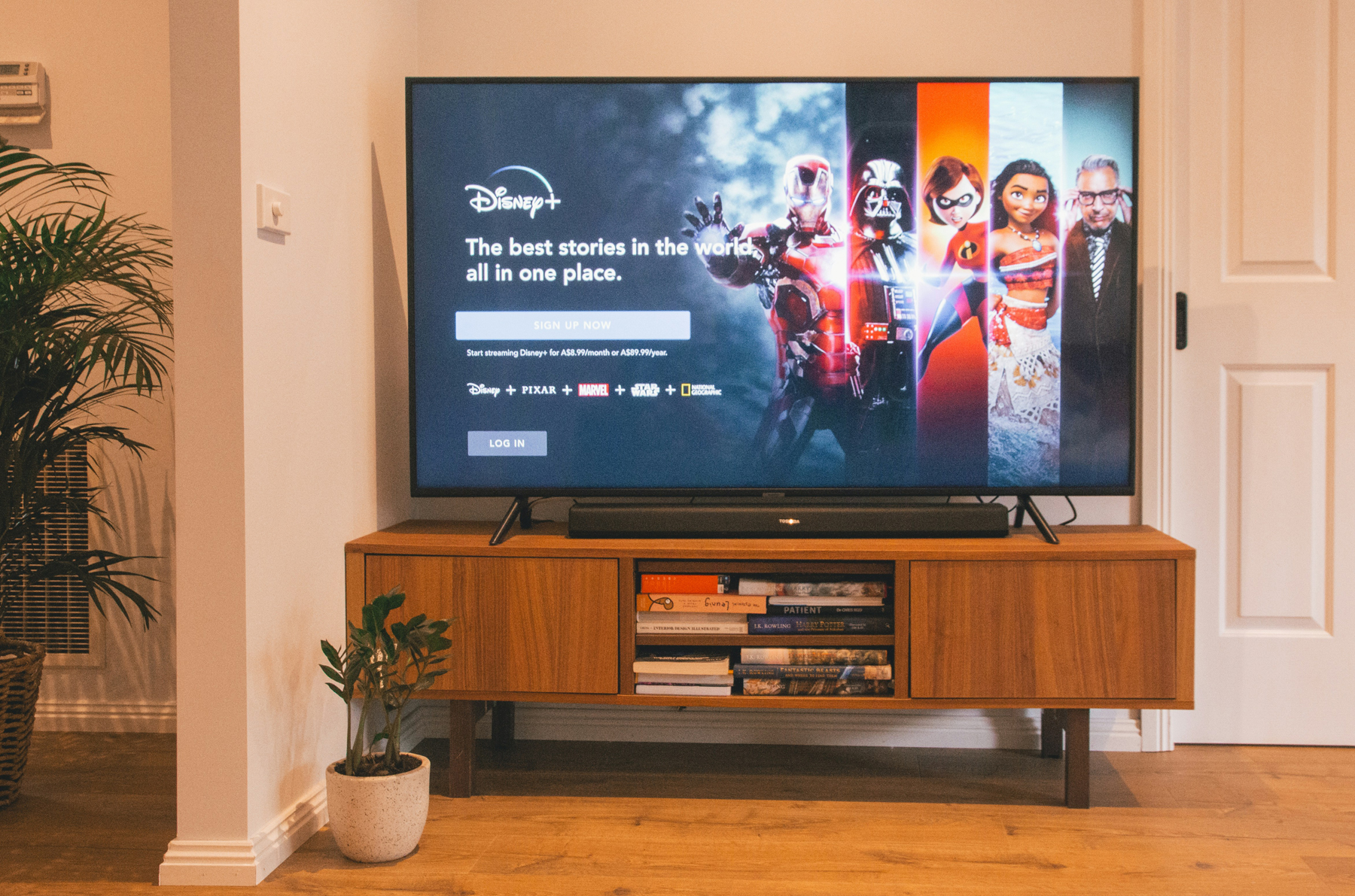 Flachbildfernseher wird gereinigt