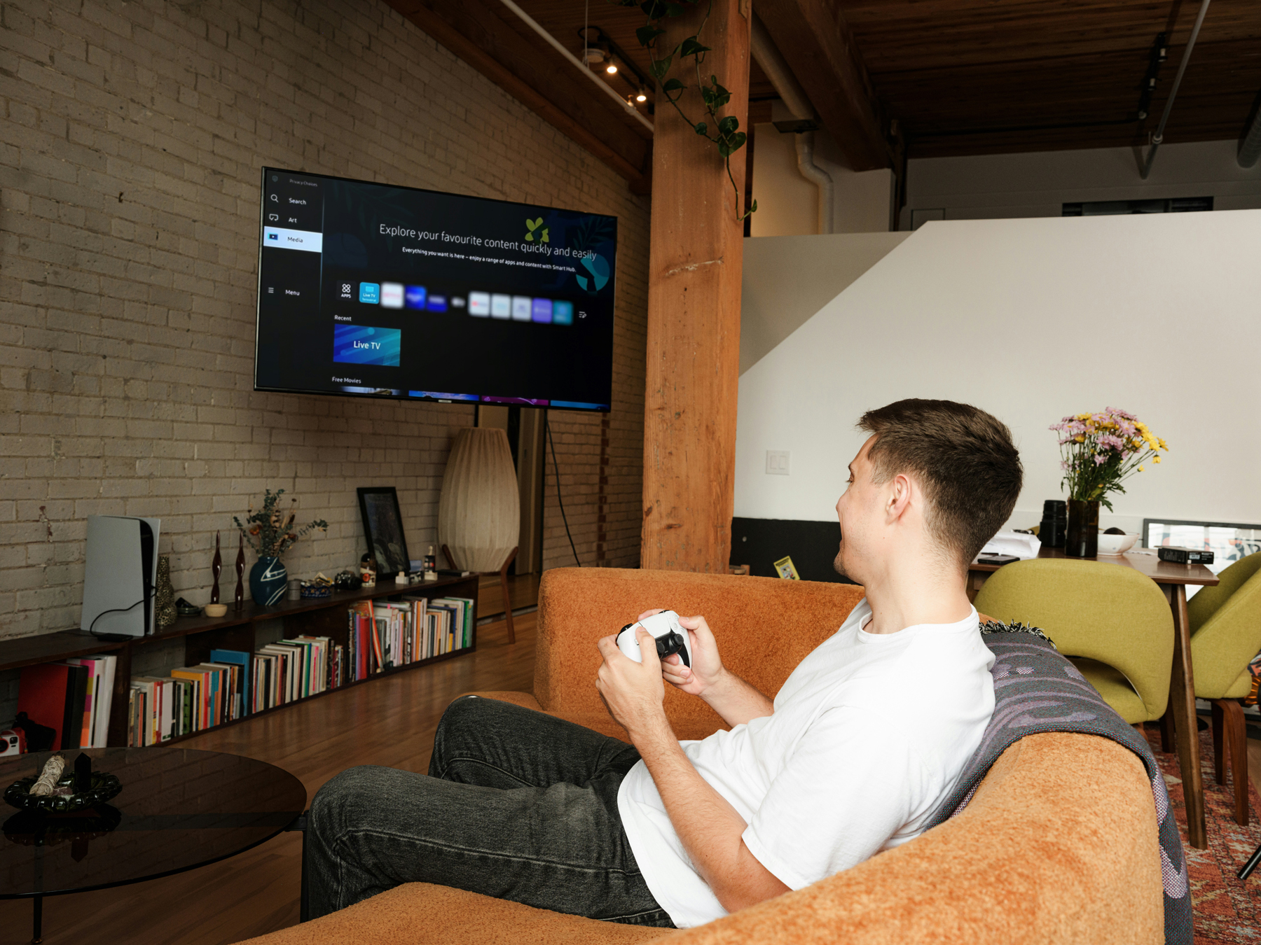 Moderner Flachbildfernseher im Wohnzimmer