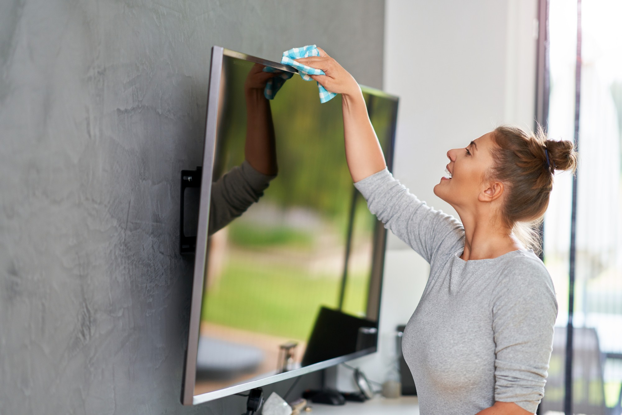 Gepflegter Fernseher im sauberen Wohnzimmer