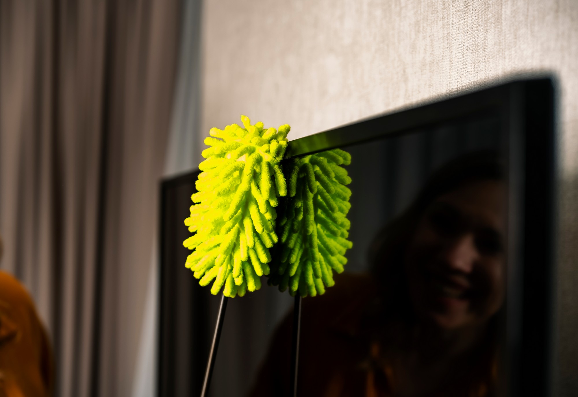 Lüftungsschlitze eines Fernsehers werden entstaubt